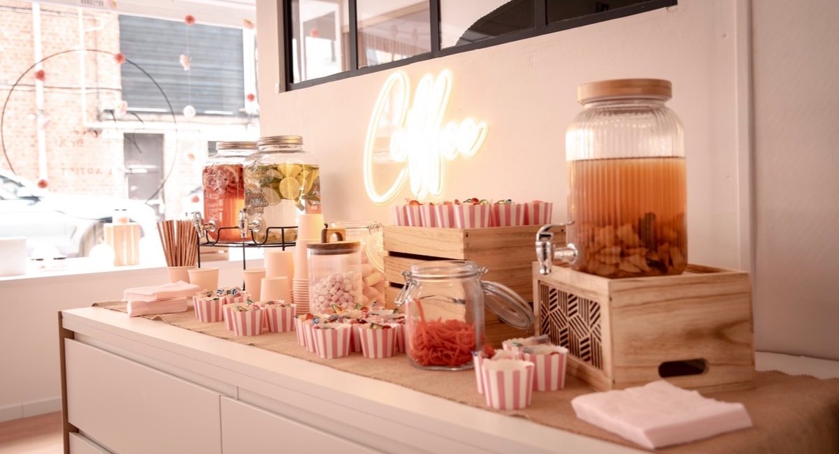 Le buffet de la porte ouverte : fontaines à boissons, bonbons et néon Coffee