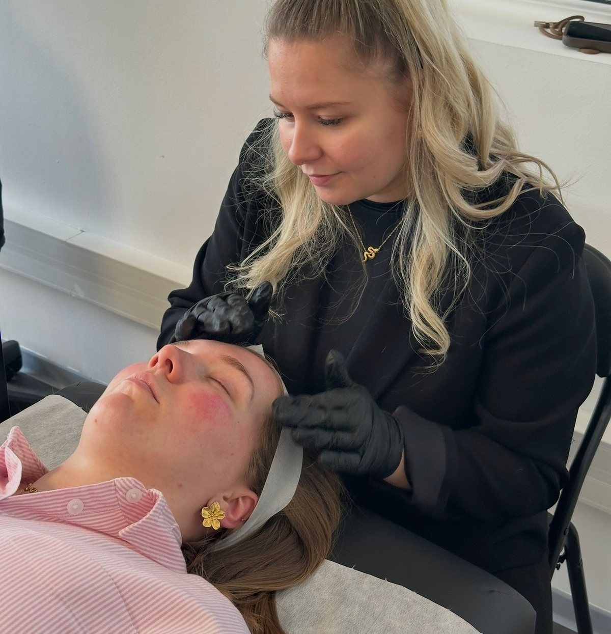 Justine pratique un soin visage pendant la formation